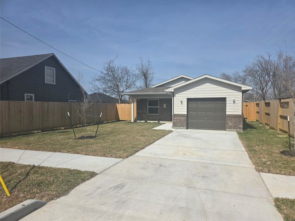 9827 Pelsey Street, Houston TX 77029