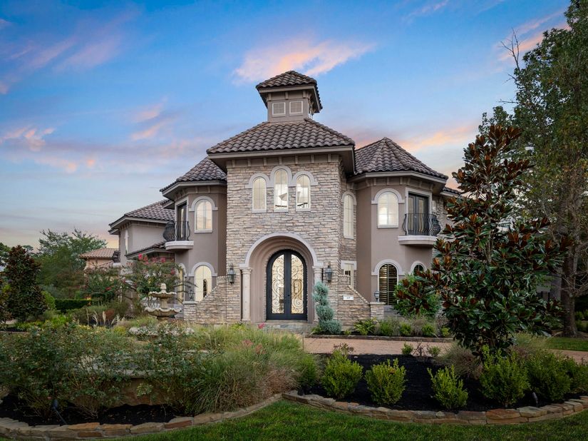 47 Hunnewell Way, The Woodlands TX 77382