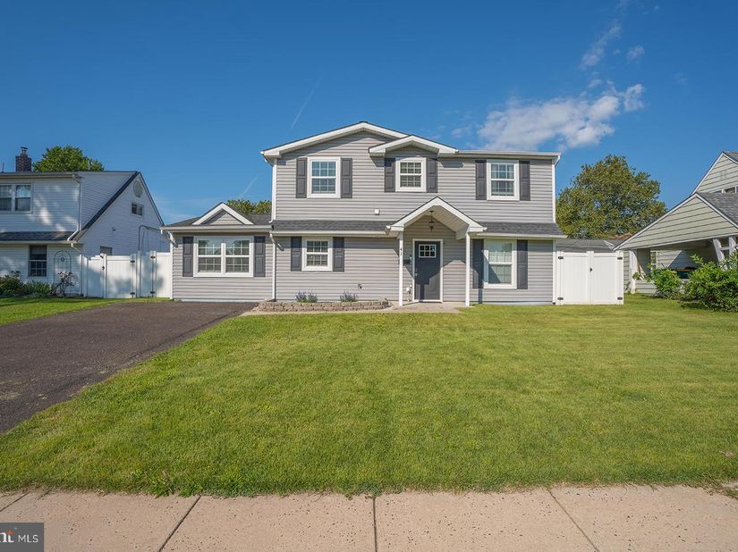 41 Neptune Lane, Levittown PA 19054