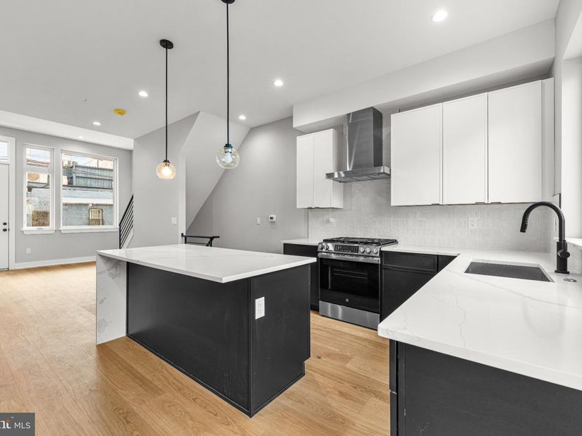 907 Emily Street, Philadelphia PA 19148