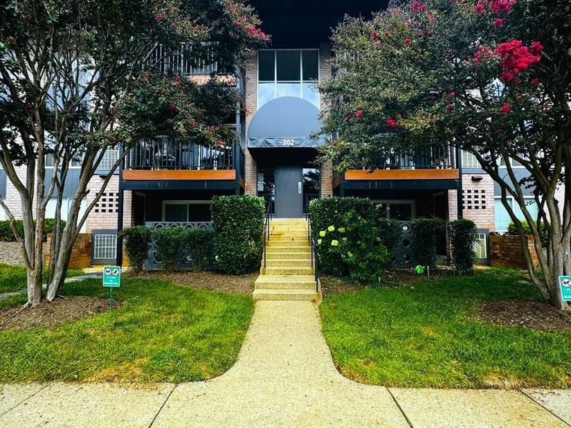 202 Park Terrace Court SE 21, Vienna VA 22180
