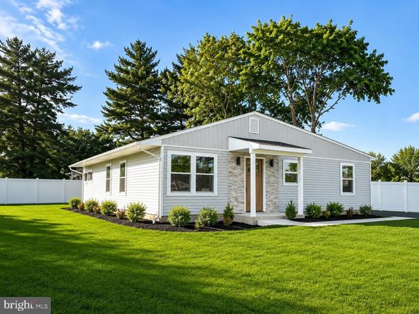 177 Pinewood Drive, Levittown PA 19054