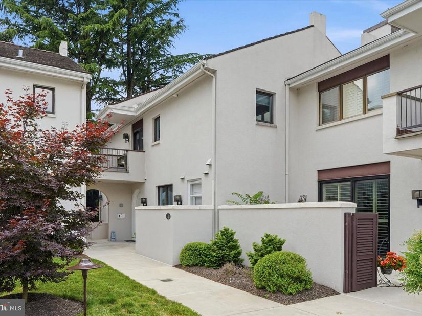 4 Dezac, Devon PA 19333