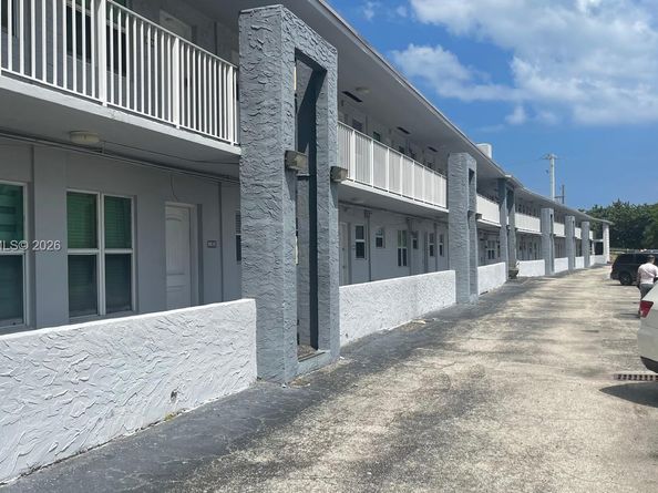 2225 NE 123rd St 204, North Miami FL 33181