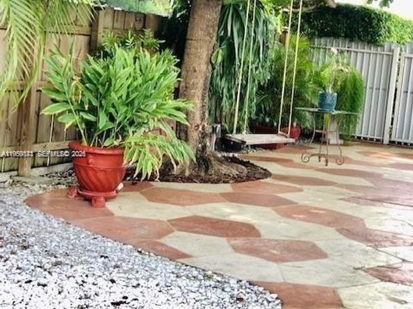 Undisclosed Address #A11959171, South Miami FL 33155