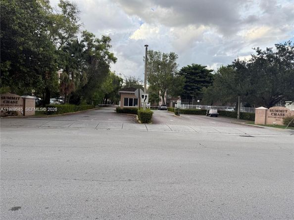 8405 NW 8th St 304, Miami FL 33126