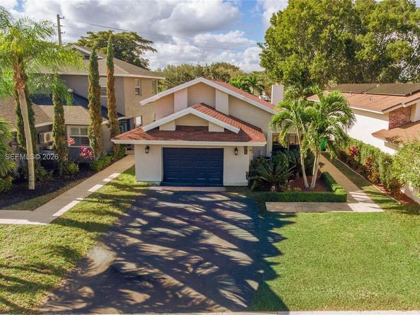 575 Lakeside Cir, Sunrise FL 33326