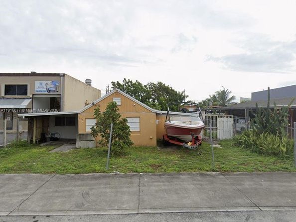 251 W 27th St, Hialeah FL 33010