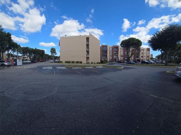 13707 Kendale Lakes Cir PH11, Miami FL 33183