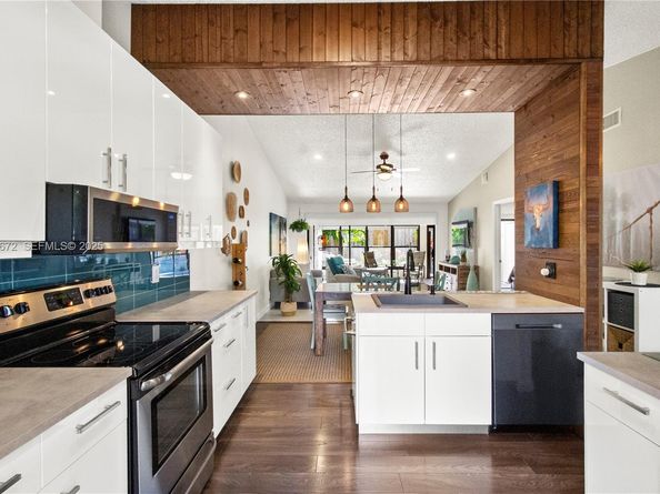 1056 E Lakes Dr, Deerfield Beach FL 33064