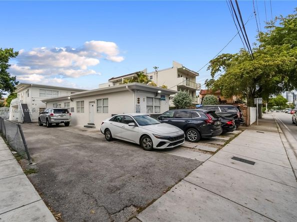 1131 SW 7th St, Miami FL 33130