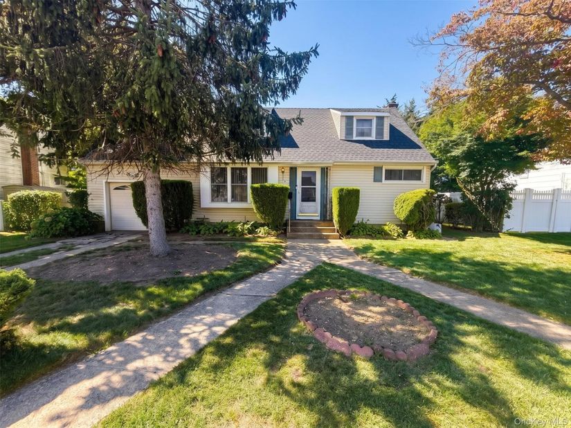 124 Westwood Road N, Massapequa Park NY 11762