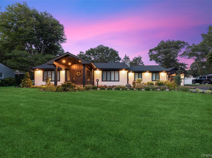 7 King Arthurs Court, Saint James NY 11780