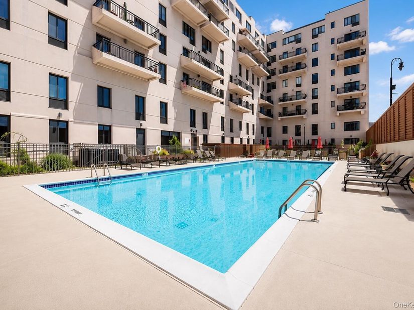 100 Broadway W 4T, Long Beach NY 11561