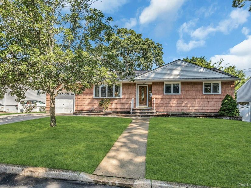 50 Jerome Street, Lindenhurst NY 11757
