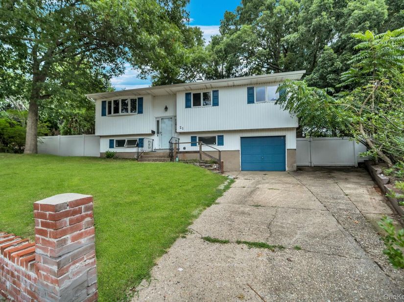 21 University Drive, Ronkonkoma NY 11779