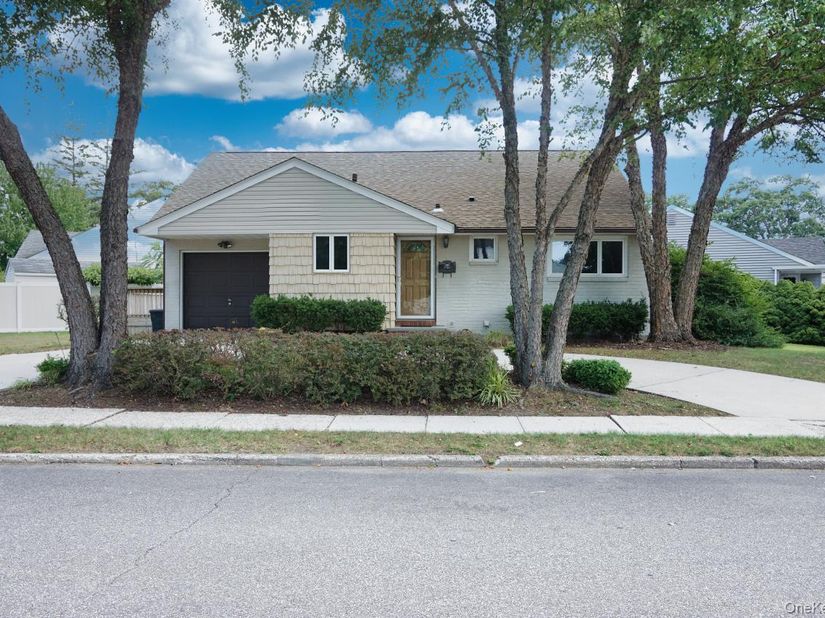 108 Glen Road, North Babylon NY 11703