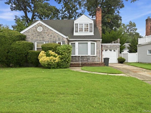 8 Redwood Road, New Hyde Park NY 11040