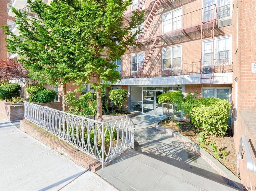 67-50 Thornton Place 4S, Forest Hills NY 11375