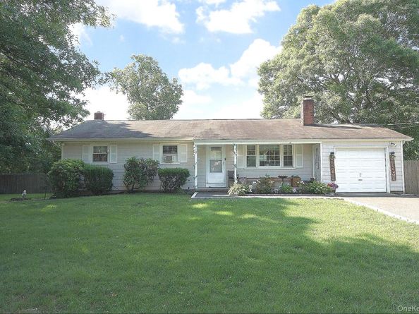 12 Acorn Street, Ronkonkoma NY 11779
