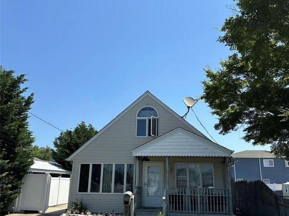 95 E Riviera Drive, Lindenhurst NY 11757