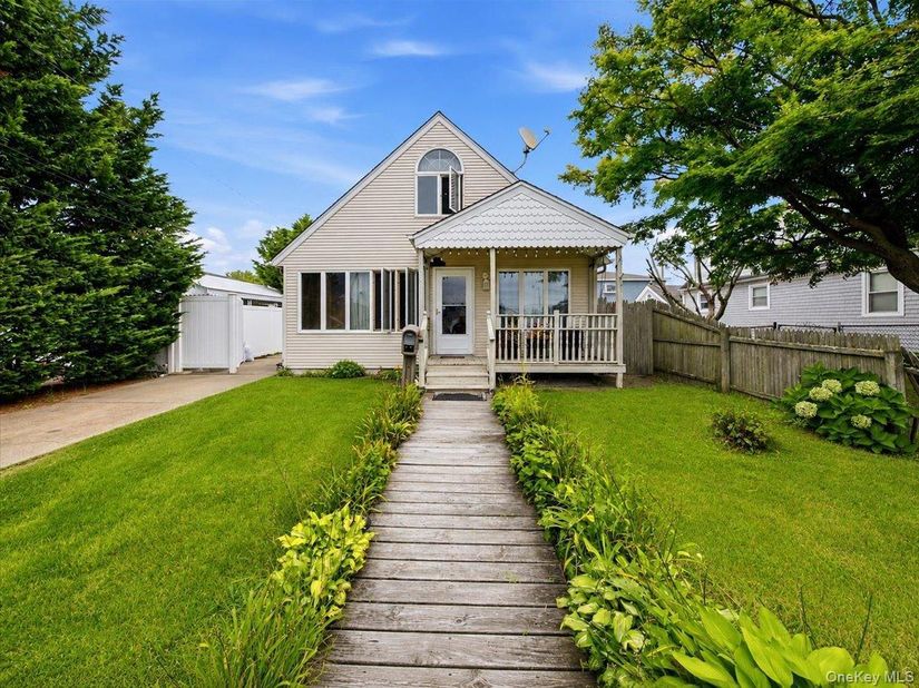 95 E Riviera Drive, Lindenhurst NY 11757