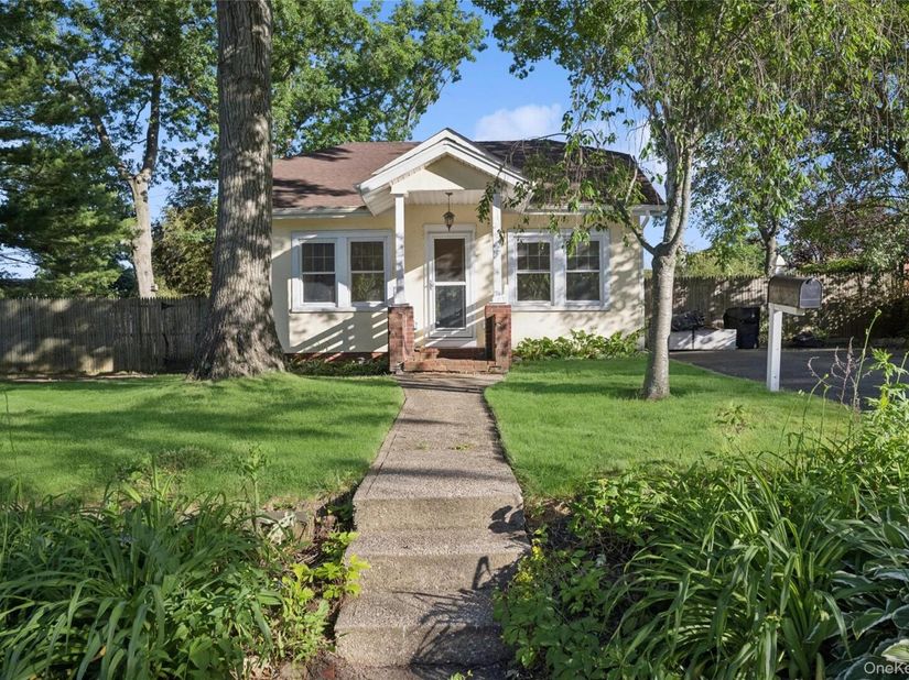 36 Lakeview Court, Ronkonkoma NY 11779