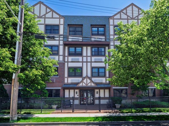 55 Clinton Avenue 401, Rockville Centre NY 11570