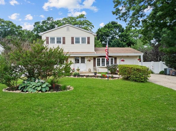 38 Pamlico Avenue, Ronkonkoma NY 11779