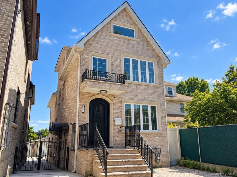 7-17 college Place, College Point NY 11356