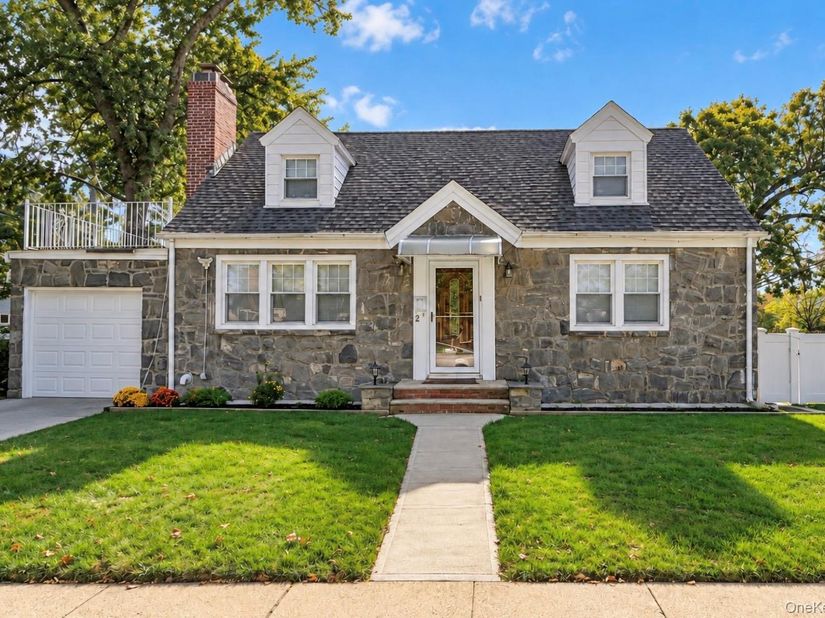 2 Oak Drive, New Hyde Park NY 11040