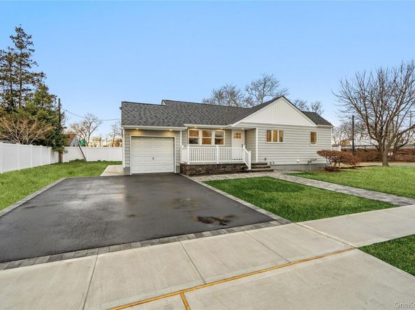 2 Mohegan Drive, Massapequa NY 11758