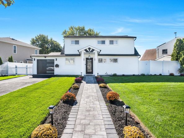 8 Autumn Lane, Hicksville NY 11801