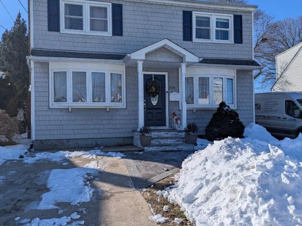 209 S 11th Street, Lindenhurst NY 11757