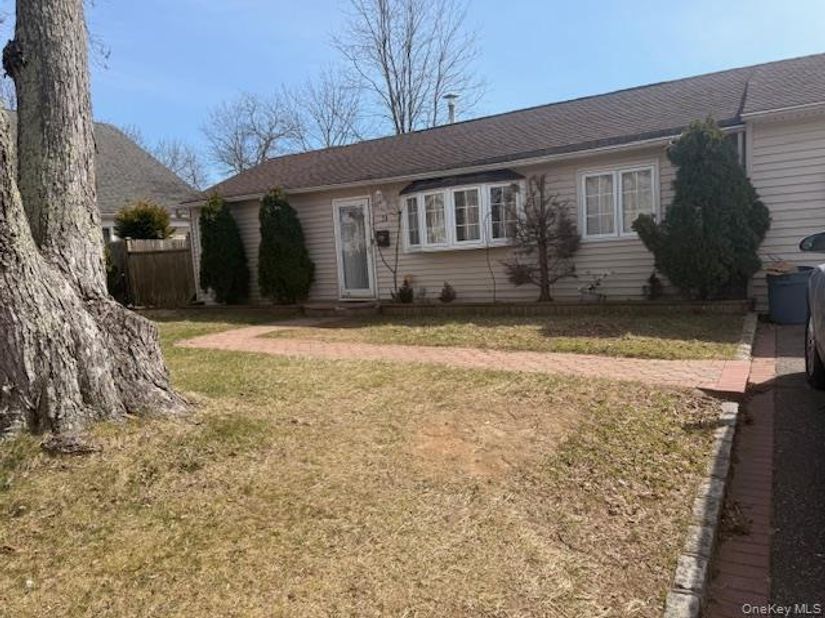 30 Tamarack Street, Central Islip NY 11722