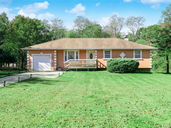 34 Wards Lane, Bellport NY 11713