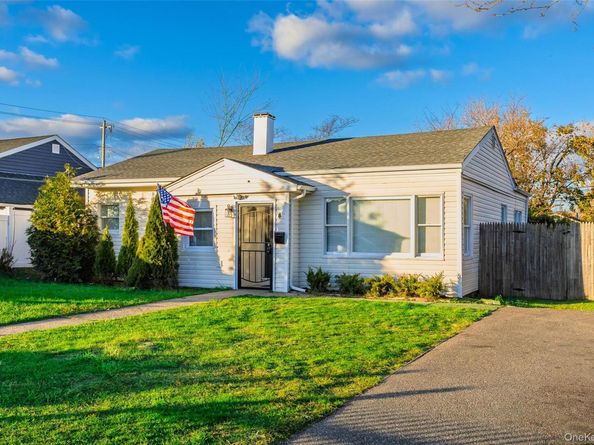 4 Somerset Road N, Amityville NY 11701