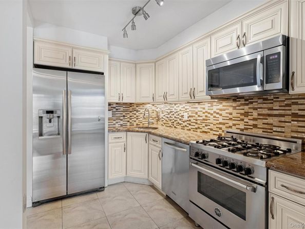 157 Hempstead Avenue B20, Lynbrook NY 11563