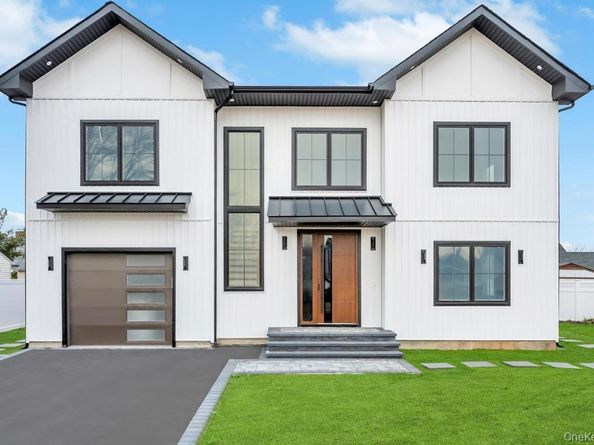 319 Blacksmith Road W, Levittown NY 11756