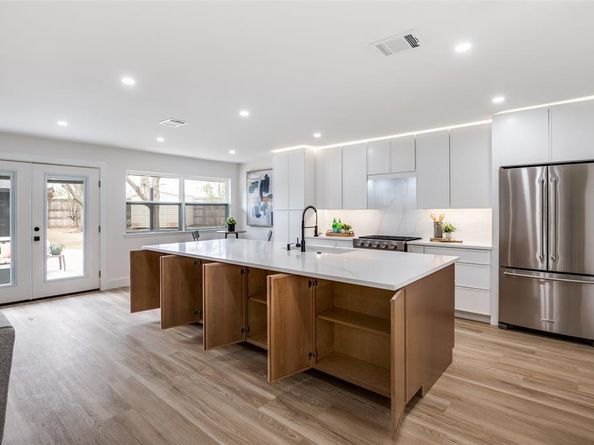 3883  Antigua Circle , Dallas Texas 75244