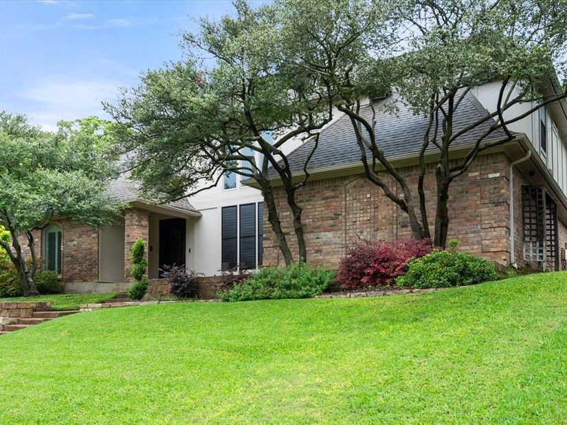 907  Loch Lomond Drive , Arlington Texas 76012