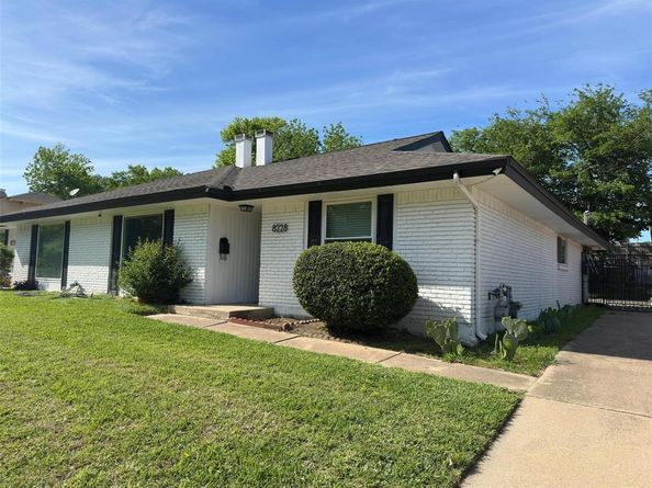 8230  El Retiro Road , Fort Worth Texas 76116