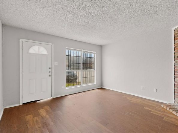 9467  Olde Towne Row , Dallas Texas 75227