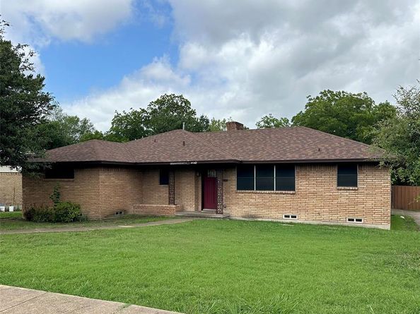 1315  Willow Creek Drive , Lancaster Texas 75146