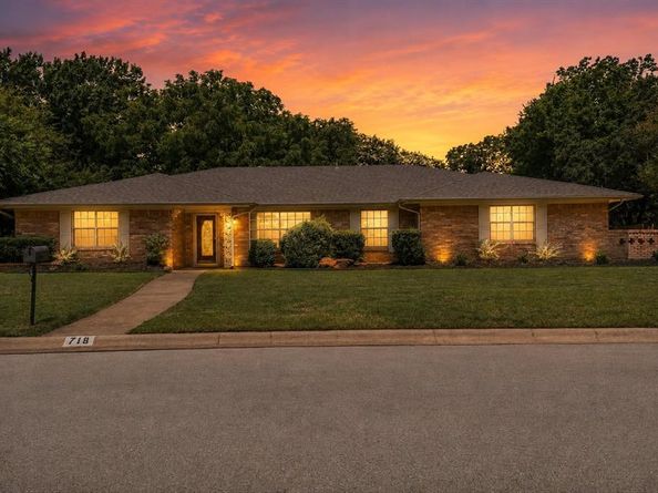718  Ridgecrest Circle , Denton Texas 76205