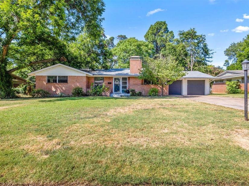 1110  Western Boulevard , Arlington Texas 76013