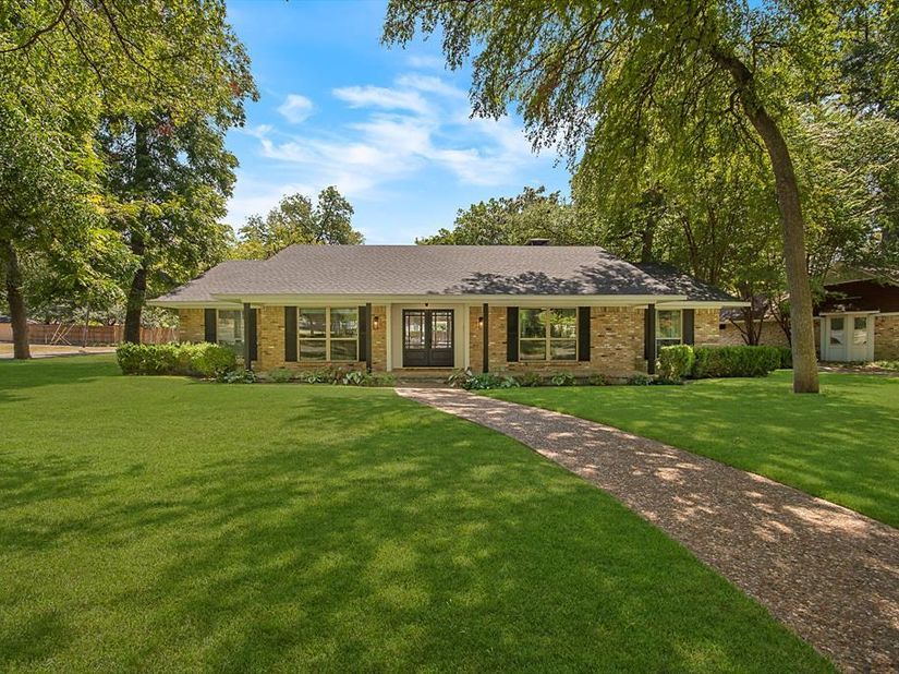 1049  Forest Grove Drive , Dallas Texas 75218