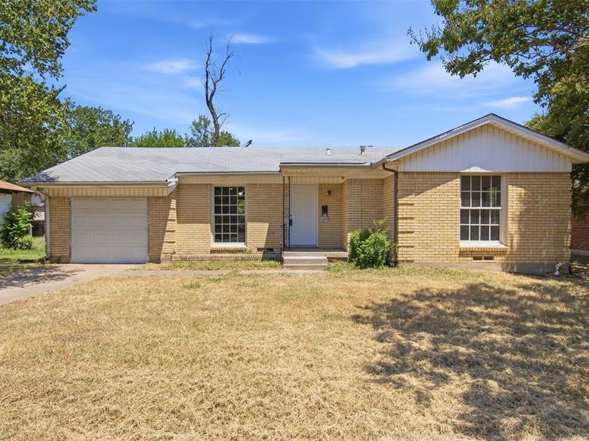 1219  Daisy Lane , Irving Texas 75061