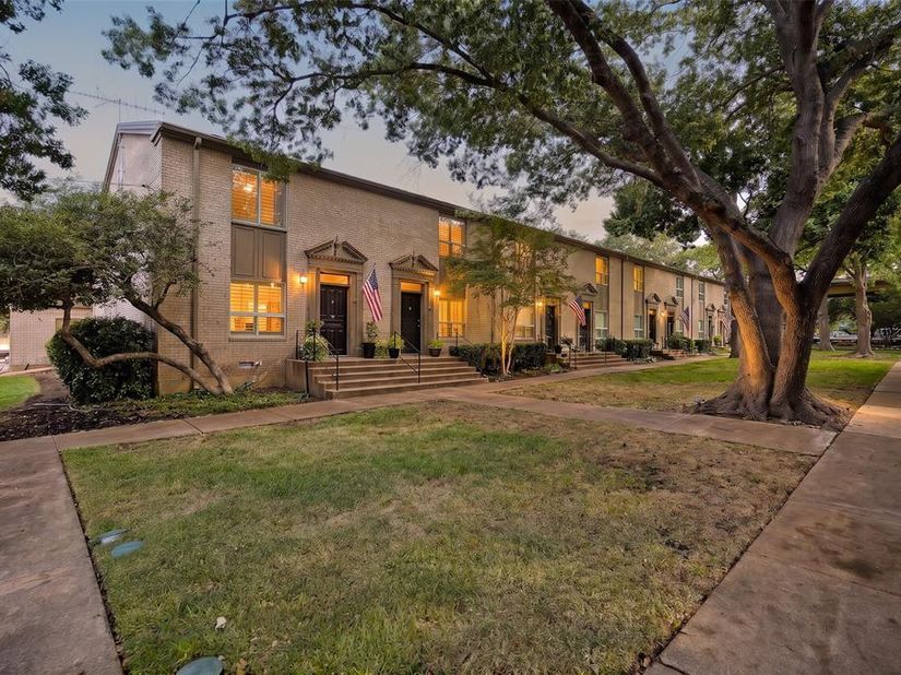 7424 W Northwest Highway  9, Dallas Texas 75225