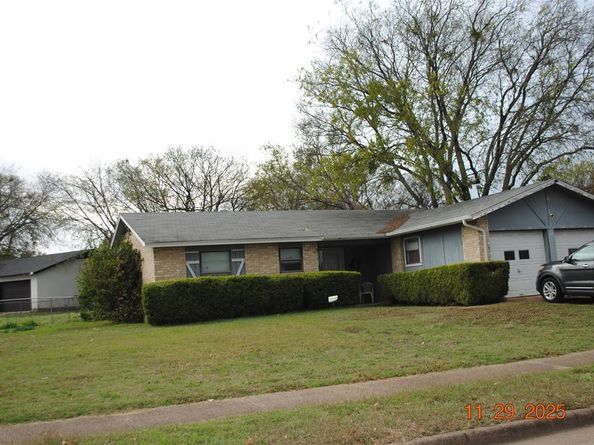 1539  WILLOWBROOK Street , Lancaster Texas 75134